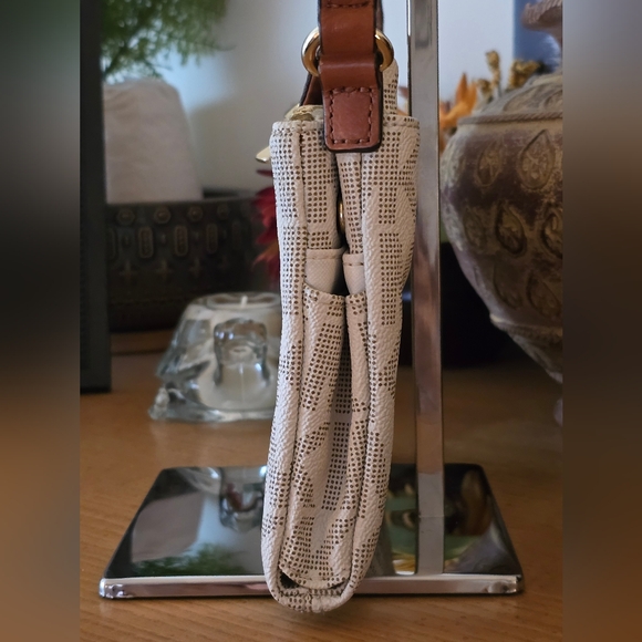 Michael Kors Fulton Crossbody - Vanilla Monogram Euc - Picture 3 of 16